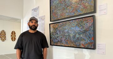 Bamaga artist shares culture with Cairns audience through carved painting