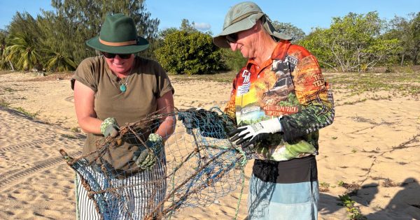Thousands team up to fight Great Barrier Reef plastic pollution