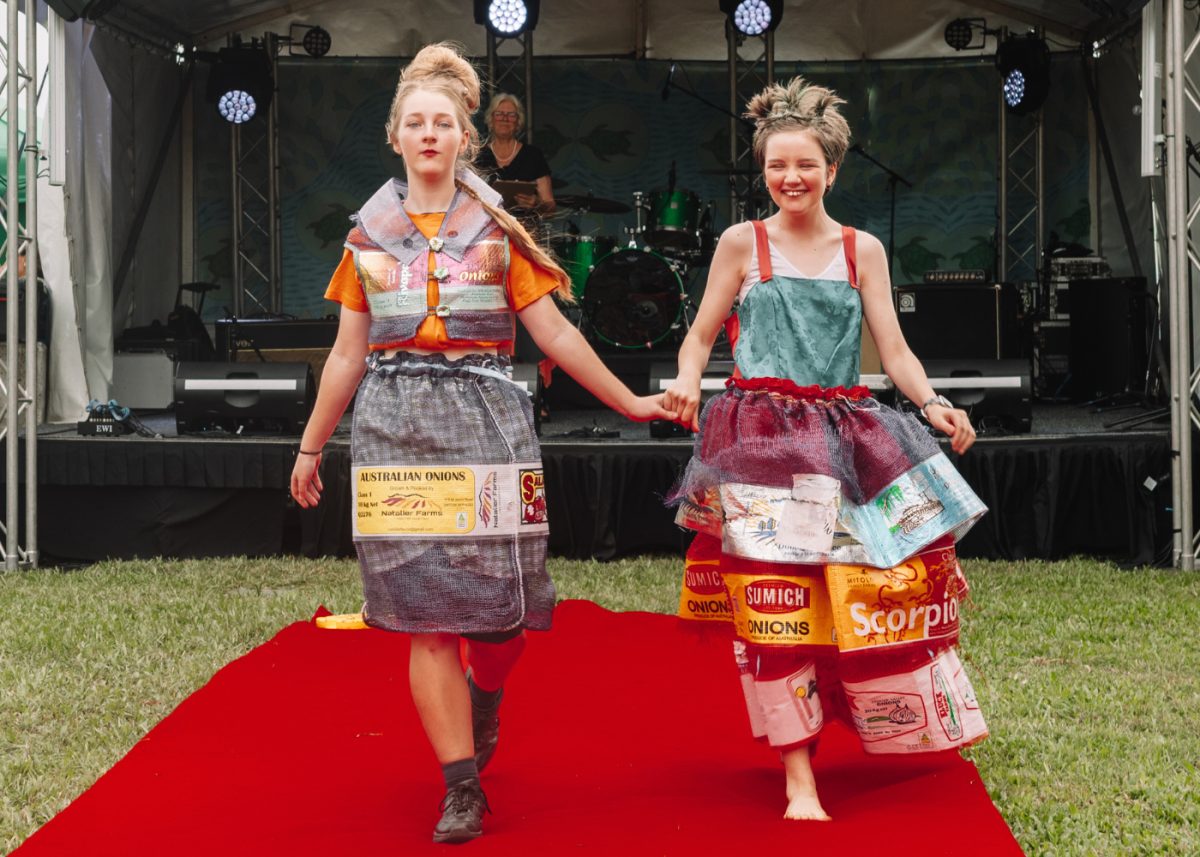 Two models walk the red carpet.